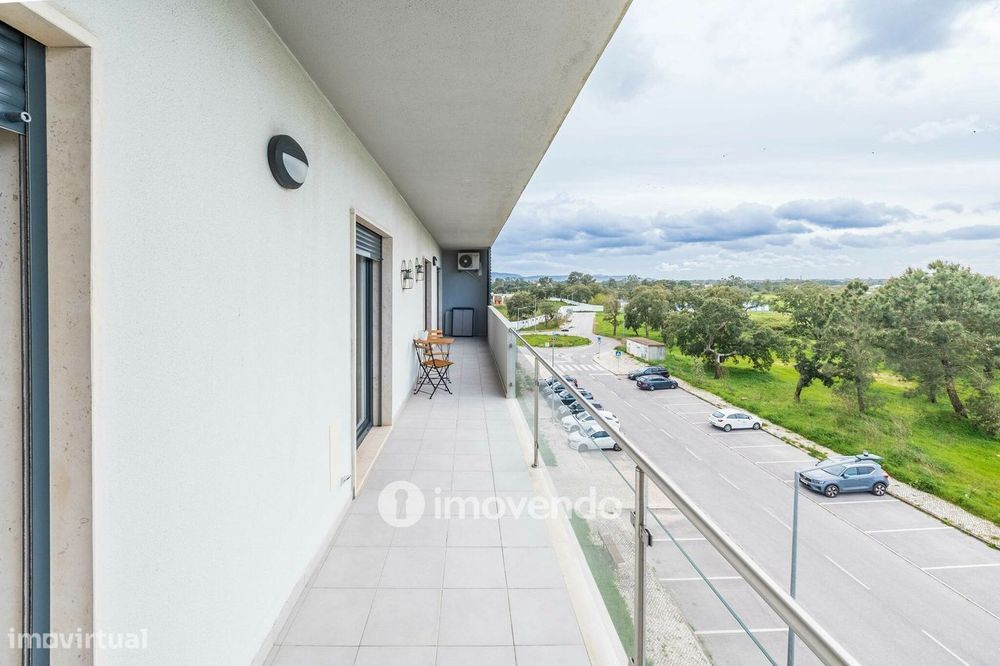 Apartamento T2 com estacionamento, na Urbanização Vale Flores