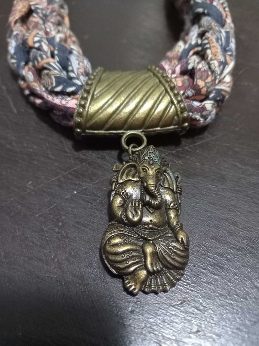 Colar senhora feito em tecido e metal