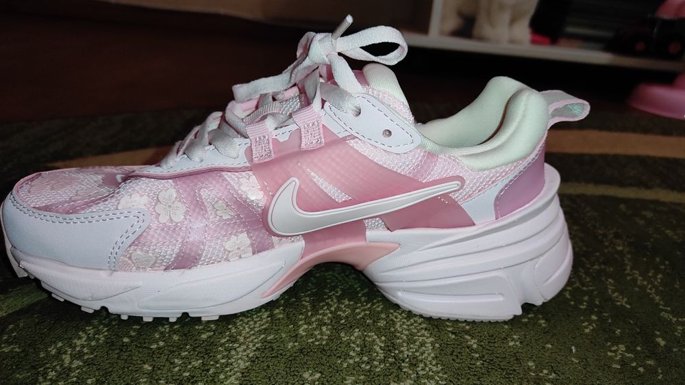 Нові Nike V2K Run