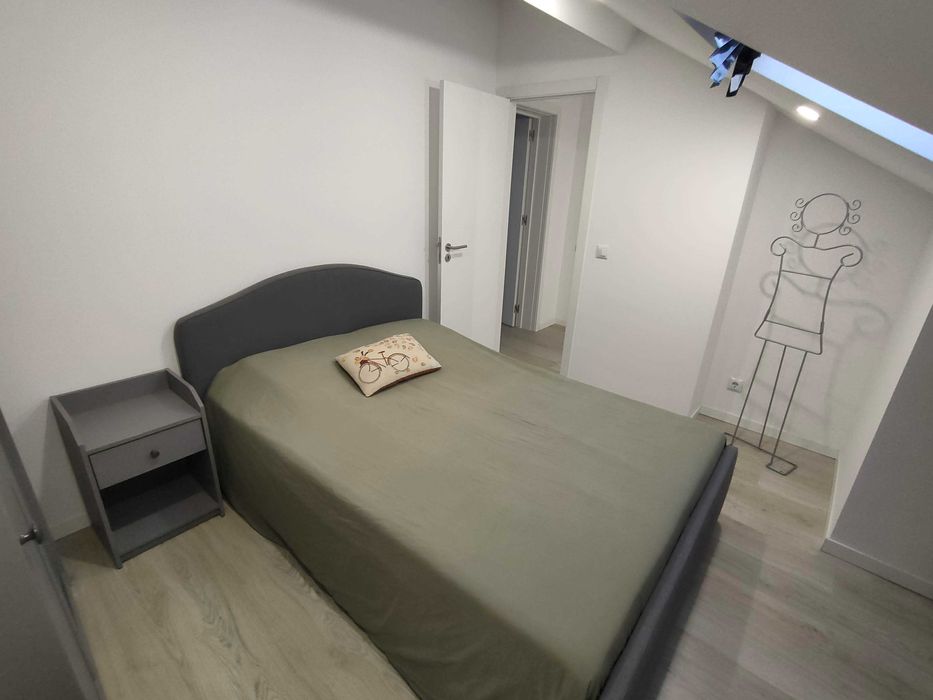 T2 remodelado com aproveitamento de sótão no centro de Almada