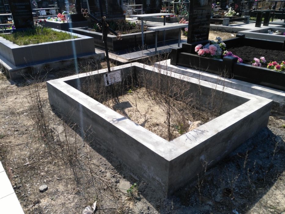 Цоколь бетонний (з вимощенням, майданчиком)