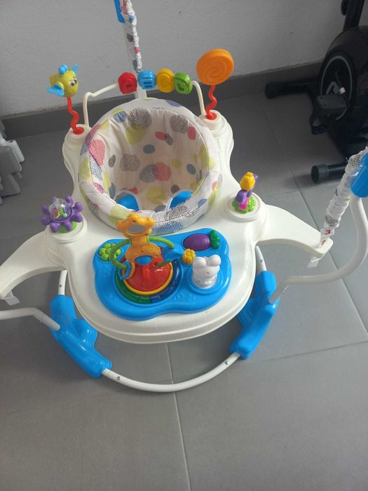 Saltador com centro de atividades