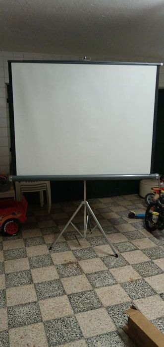 Tela com tripé para retroprojetor