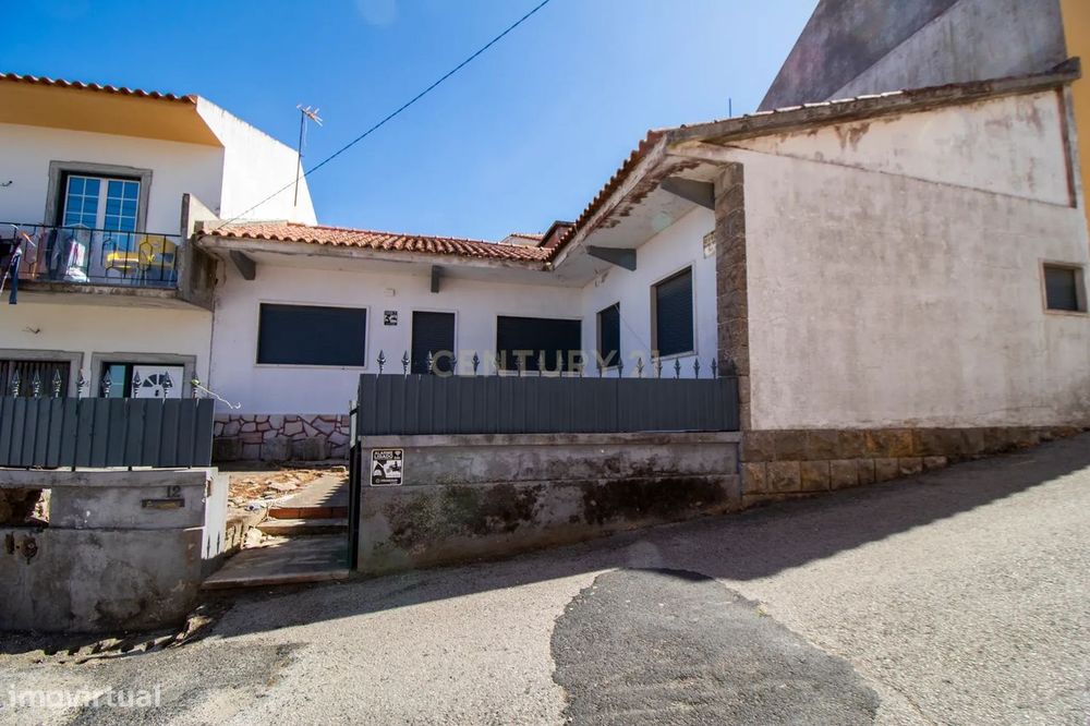 Moradia T4 para restaurar com jardim e anexos na Serra da Vila – Torre