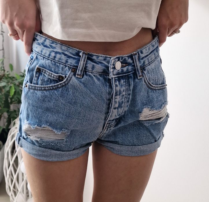 Spodenki dżinsowe z przetarciami.