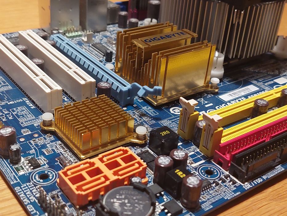 Płyta główna Gigabyte GA-945SCMX-S2 CPU Intel Core 2 Duo 2.2GHz+Gratis