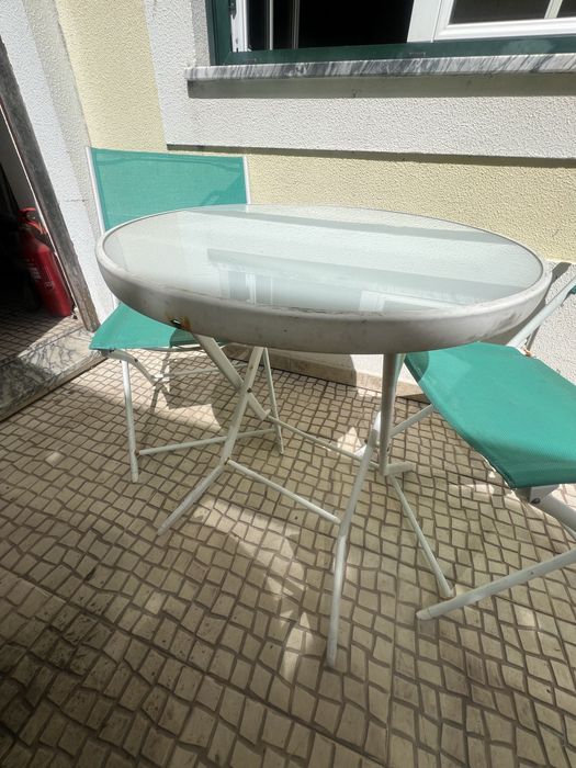 Mesa e 2 careiras de exterior