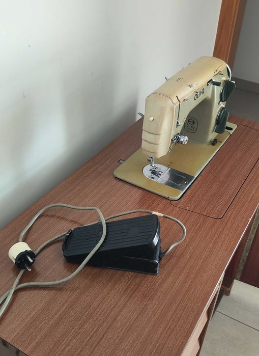 Máquina de costura Oliva modelo Cl 62
