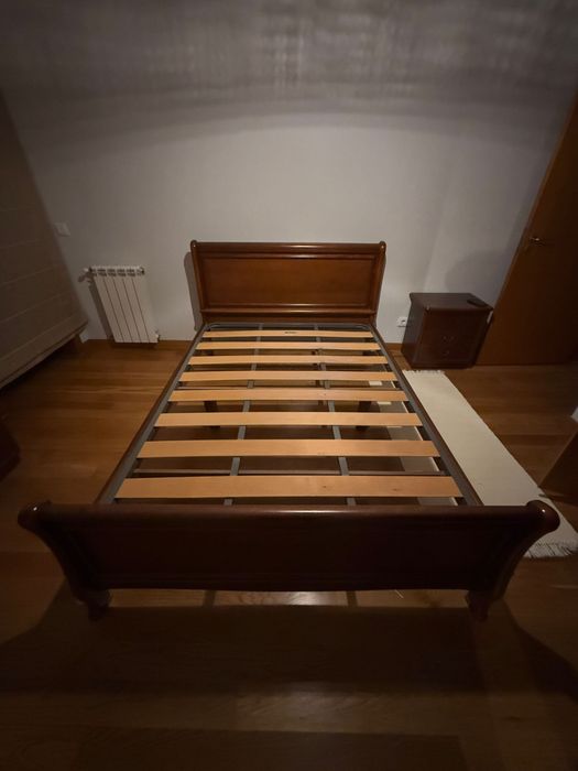 Cama de Casal, mesa de cabeceira e cómoda