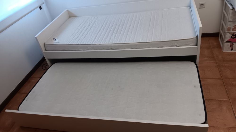 Vendo bi-cama com colchões!