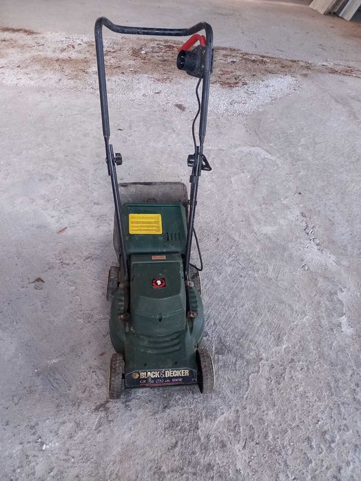 Máquina de cortar relva em bom estado e a funcionar bem