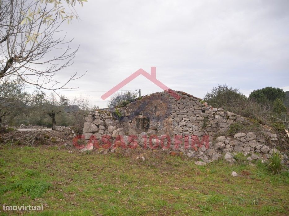 Terreno urbano para construção com uma ruína