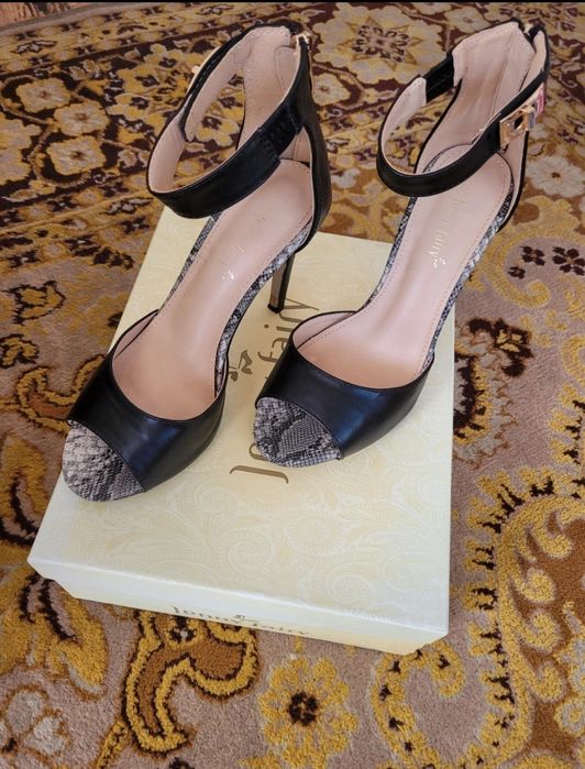 Sandałki na obcasie