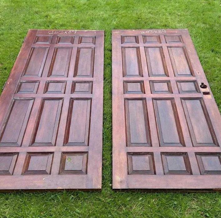 Par de portas antigas de madeira maciça (provavelmente mogno ou madeira nobre similar),