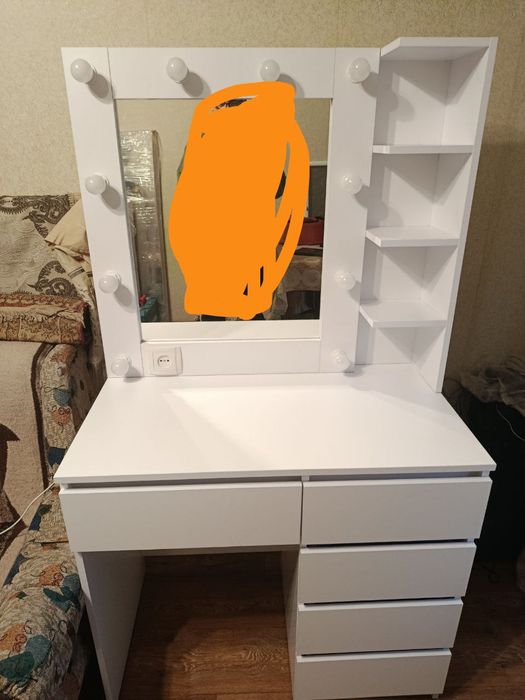 Стол туалетный, макияжный, с подсветкой и розетка новый!!!