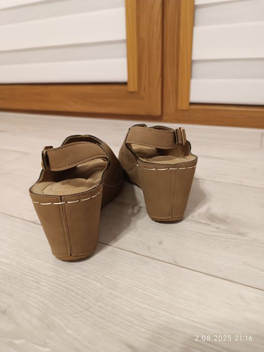 Brązowe buty na koturnie koturny obcasy eleganckie 36 clara barson