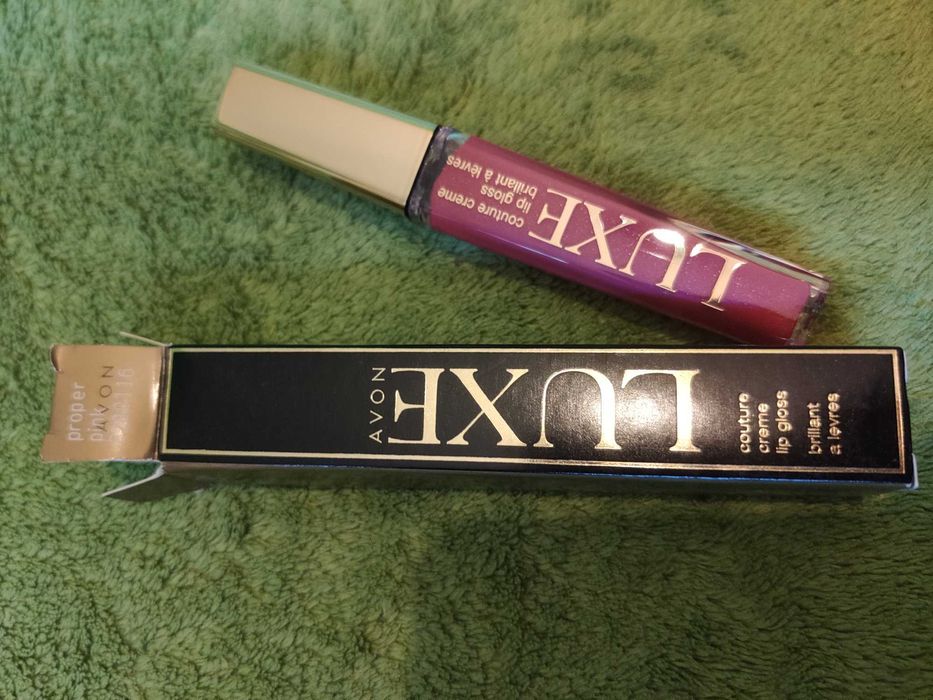 Avon luxe błyszczyk do ust połyskujący Proper Pink