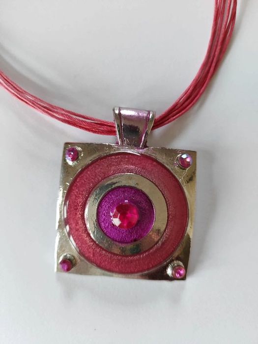 Naszyjnik z kamieniami 4,5 cm x 4,5 cm