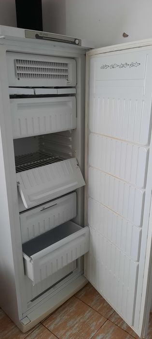 Морозильна камера "Indesit"