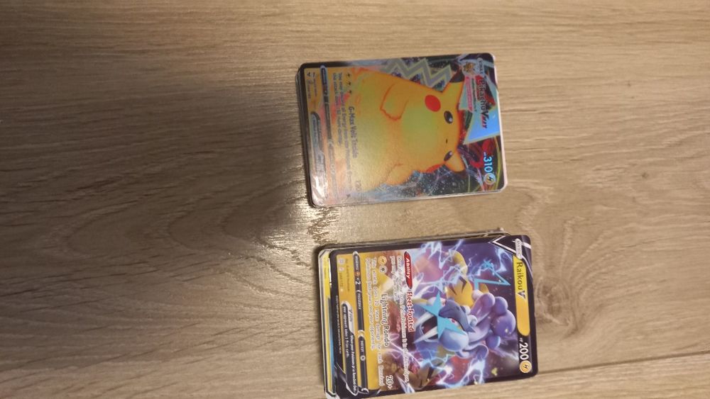 Karty pokemon. 100 kart