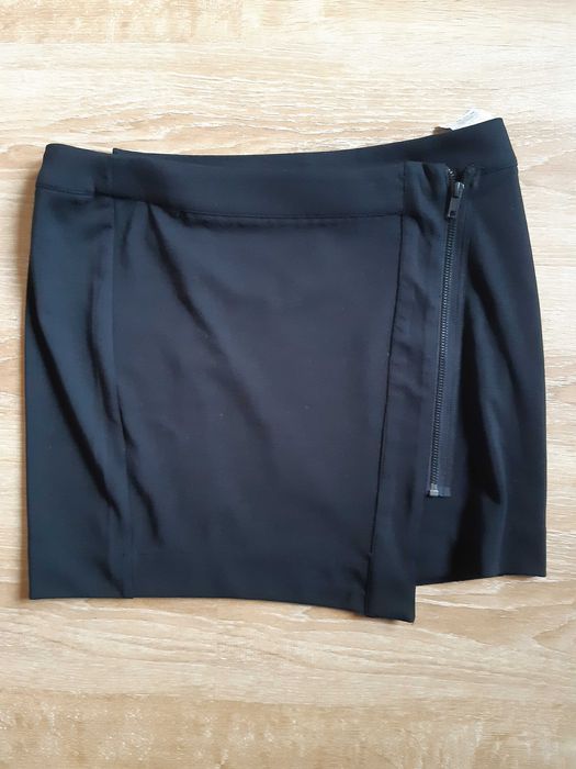 Damska czarna spodniczka z zakładem