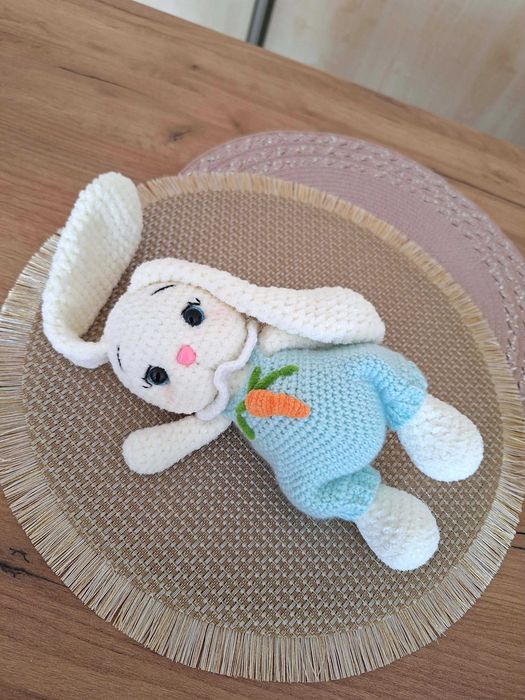 Królik, maskotka, handmade na szydełku.