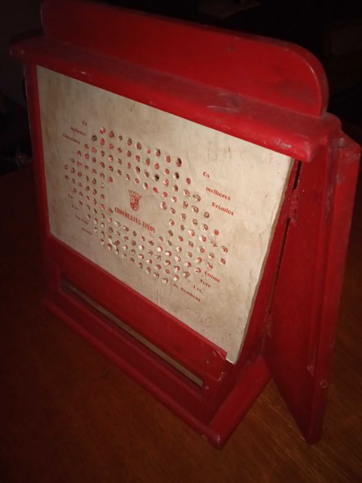 Caixa furos chocolates madeira antiga