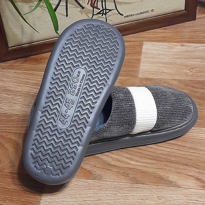 Тапочки капці кімнатні.