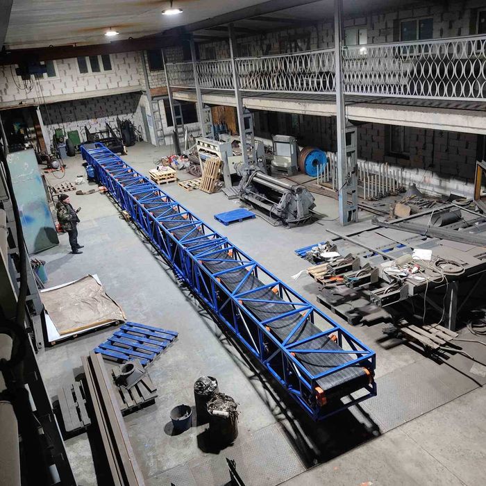 Погрузчик. Ленточный конвейер. Стрічковий транспортер.