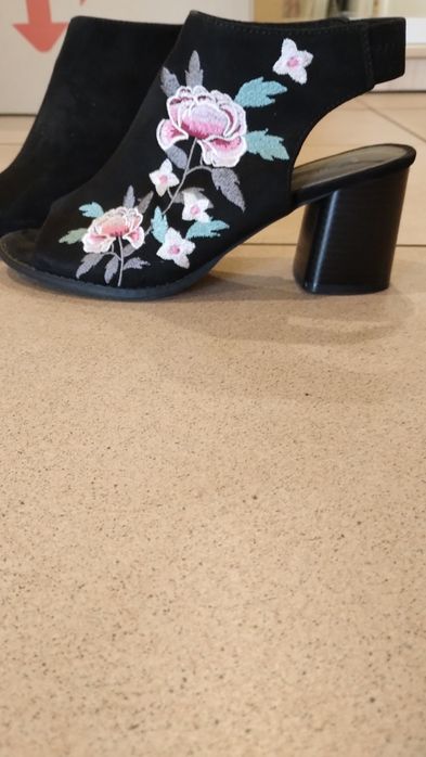 Туфли с вышивкой