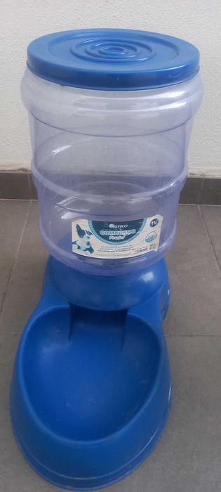 Comedouro e bebedouro para cães