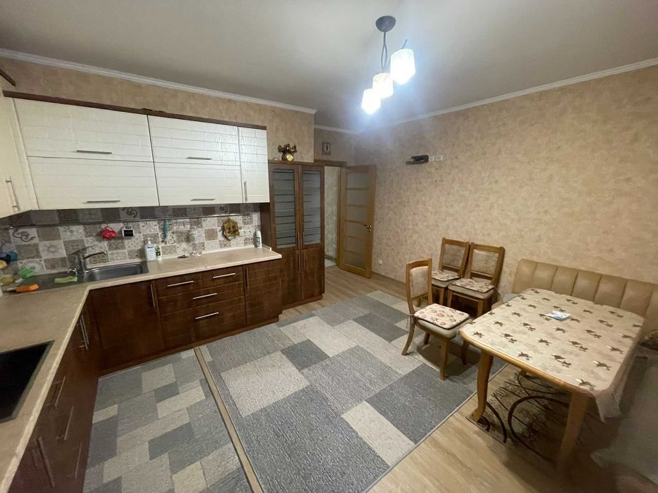 Продам великогабаритну трикімнатну квартиру. Центр. Закритий двір .