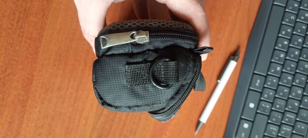 Небольшой кофр с двумя отделами для фотоаппарата.