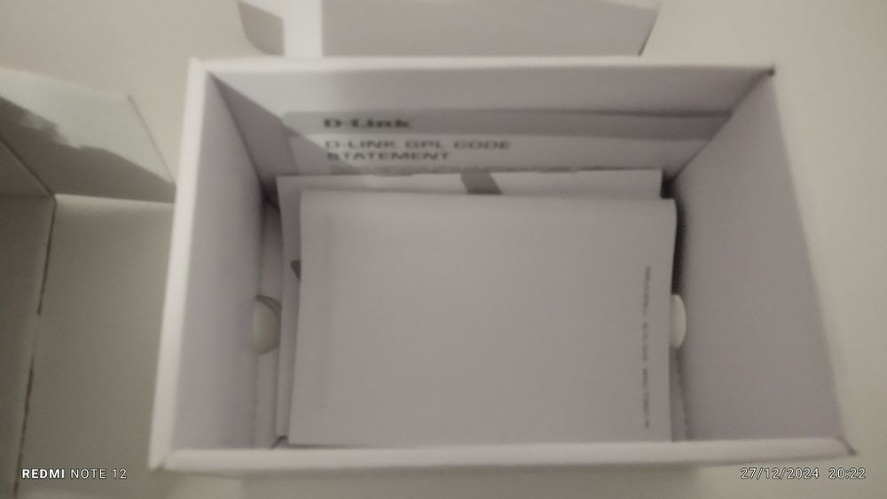 Repetidor d link com a caixa e os manuais de intrucoes.