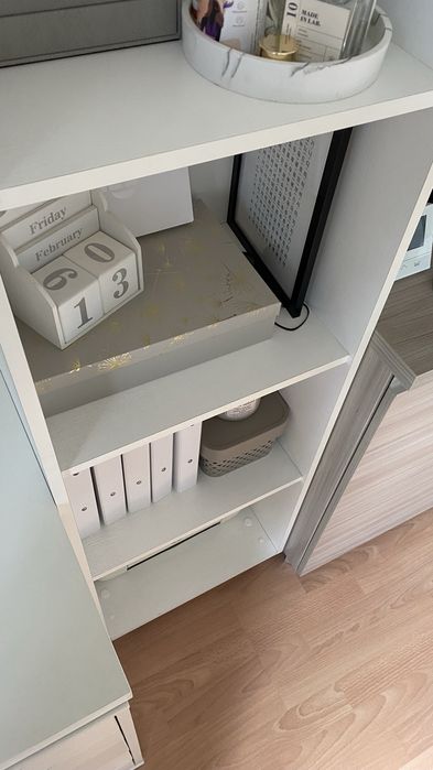 Sprzedam biały regał