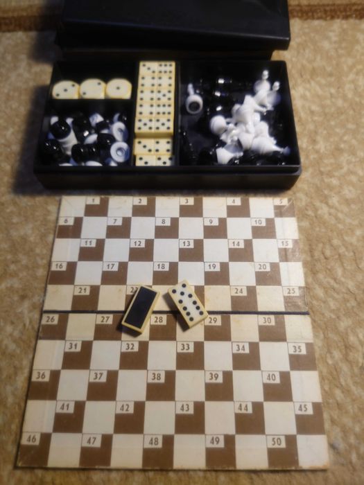 Два дорожных мини наборов: Шашки, шахматы, домино и кости