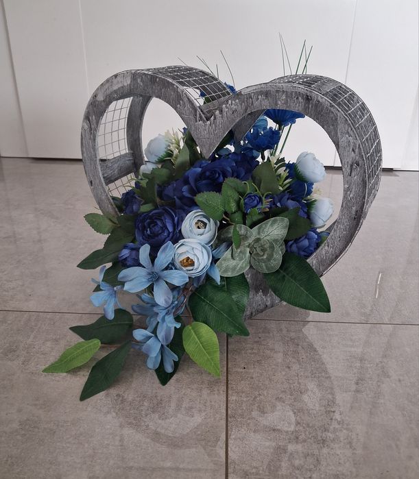 Kompozycja nagrobna w sercu róże hortensja