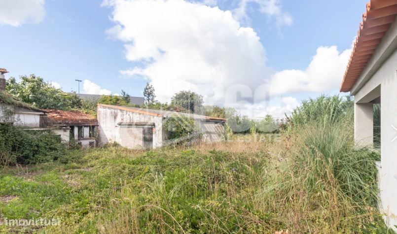 Moradia T9 com Amplo Terreno em Avanca