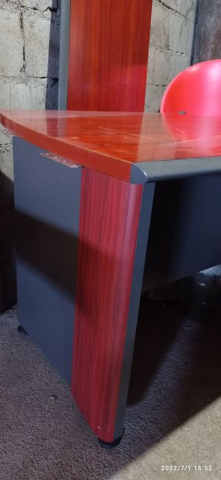 Vendo secretaria com tampo madeira e estrutura alumínio