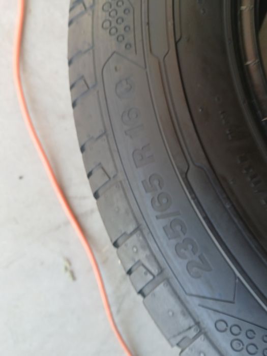 4 pneus 235 65 r16C Continental