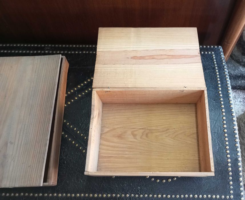 Antigas caixas publicitárias Claus e Ach. Brito em madeira