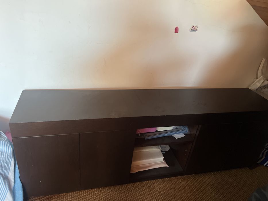 Movel aparador todo em madeira em estado satisfatorio