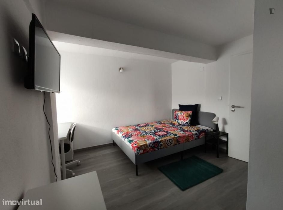 Quarto - localizado em Oeiras Lisbon