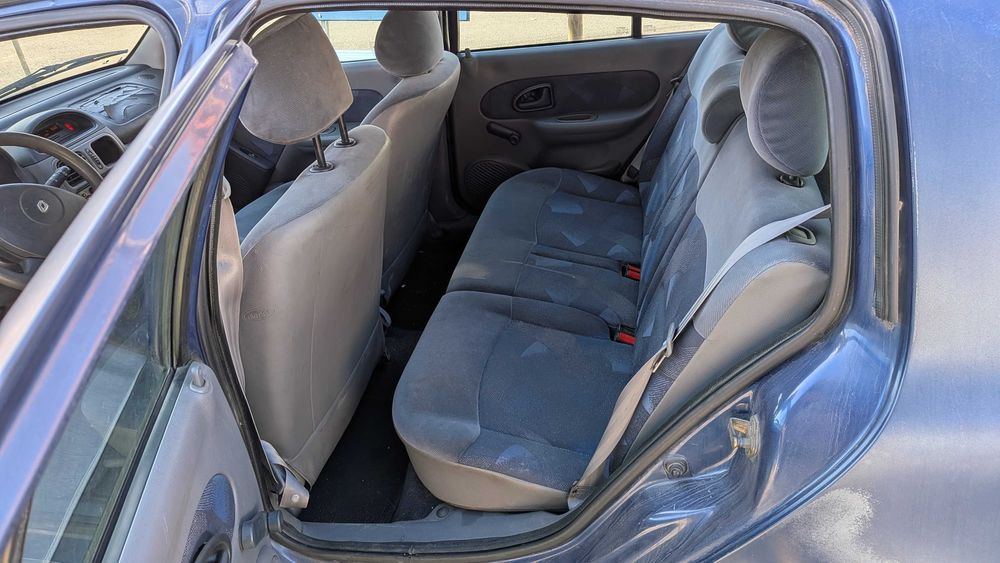 Renault Clio, cor azul escuro