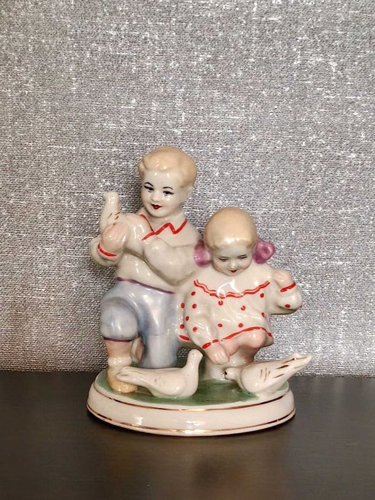 Статуетка порцелянова "Діти з голубами"