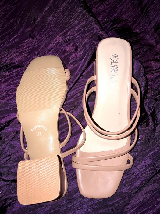 Sandálias com tacão