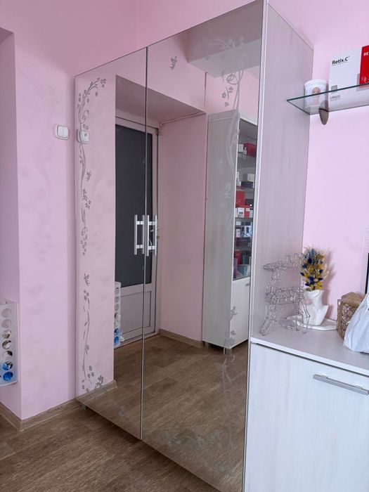 Шкаф зеркальный.