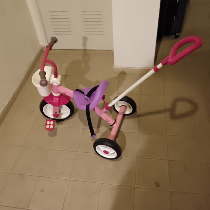 Um triciclo infantil
