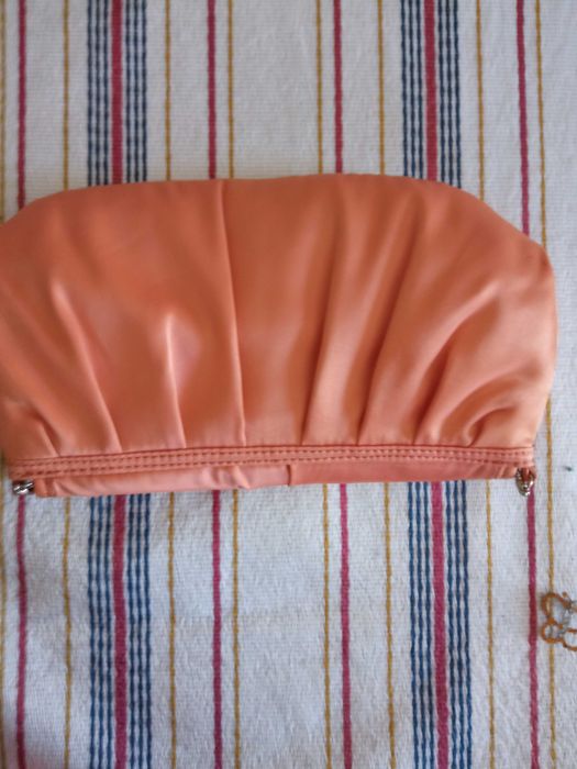 Pochette em cetim nova por estrear