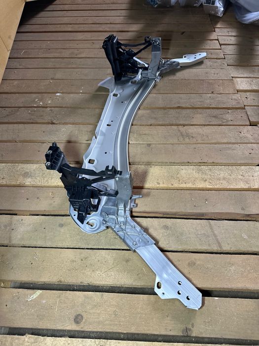 Усилитель радиаторов верхний Mercedes W213 2016-2023 A2136206300